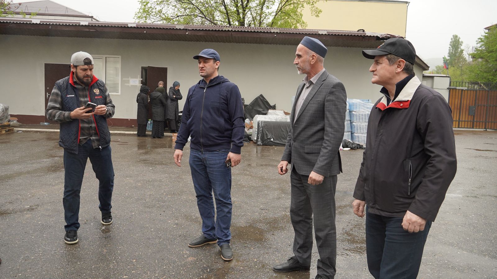 Накануне руководство и студенты Гуманитарно-педагогического колледжа во главе с директором Мурадом Шафиевым прибыли на базу оперативного штаба ГО и ЧС...